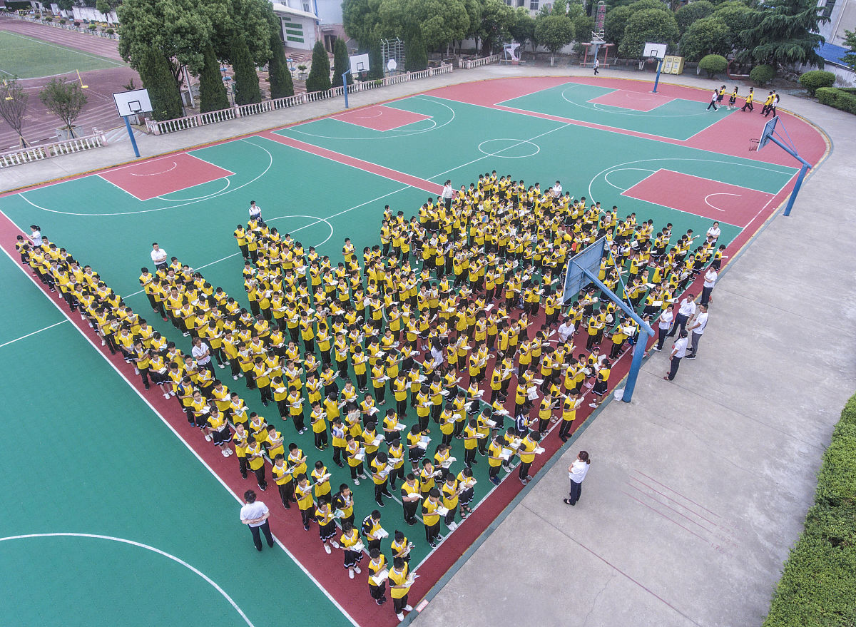 2019年5月28日,湖北省襄阳市,图为该校小学生早上6点多在操场上进行晨