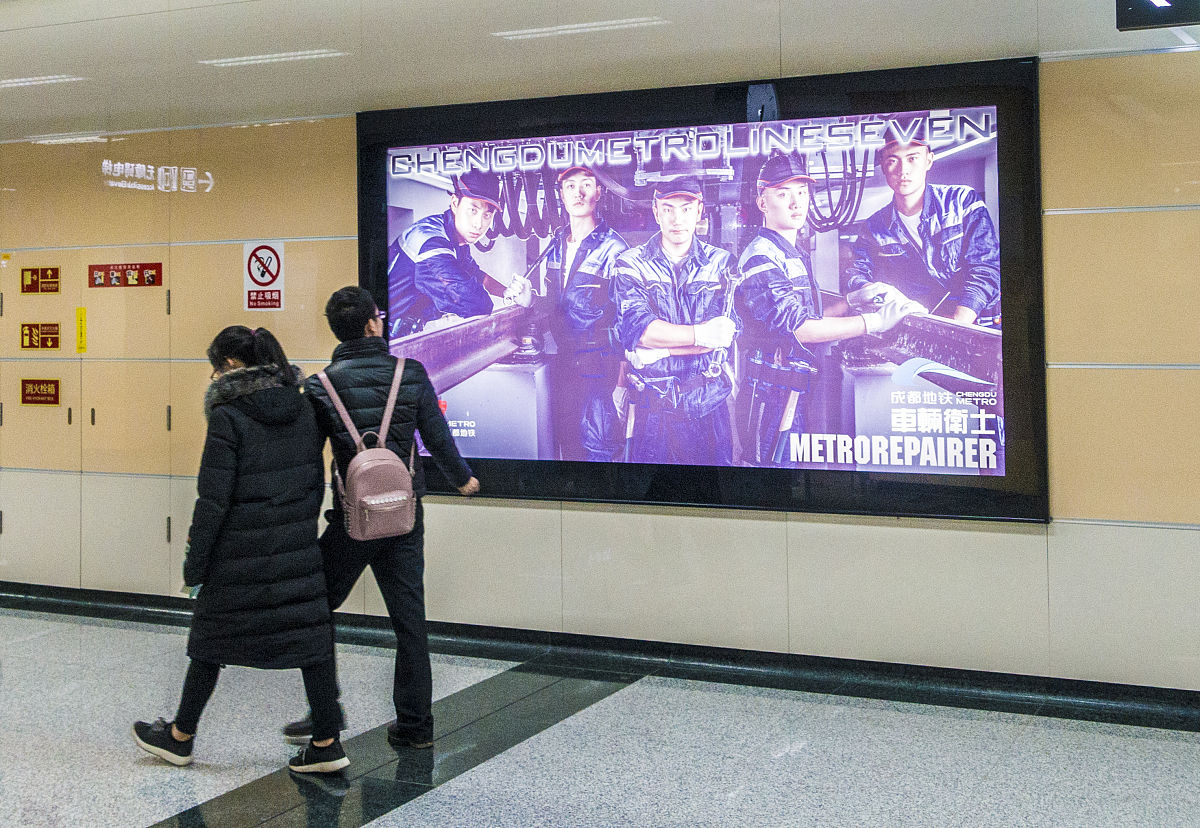 材料：在纪录片《舌尖上的中国·第三季》的第二集播出之后无数观众都对节目中介绍的乐山麻辣烫念念不忘为此成都地铁传媒火速发文表示要吃麻辣烫也不用非要去乐山咱大成都好吃的麻辣烫也很多随即便列出几家成都本地的麻辣烫门店推荐并附上地铁出行攻略。这一操作既体现了成都地铁传媒便民利民的服务理念也在无形中强化了成都作为美食之都的外界形象。以上材料如何体现成都地铁的媒体融合？