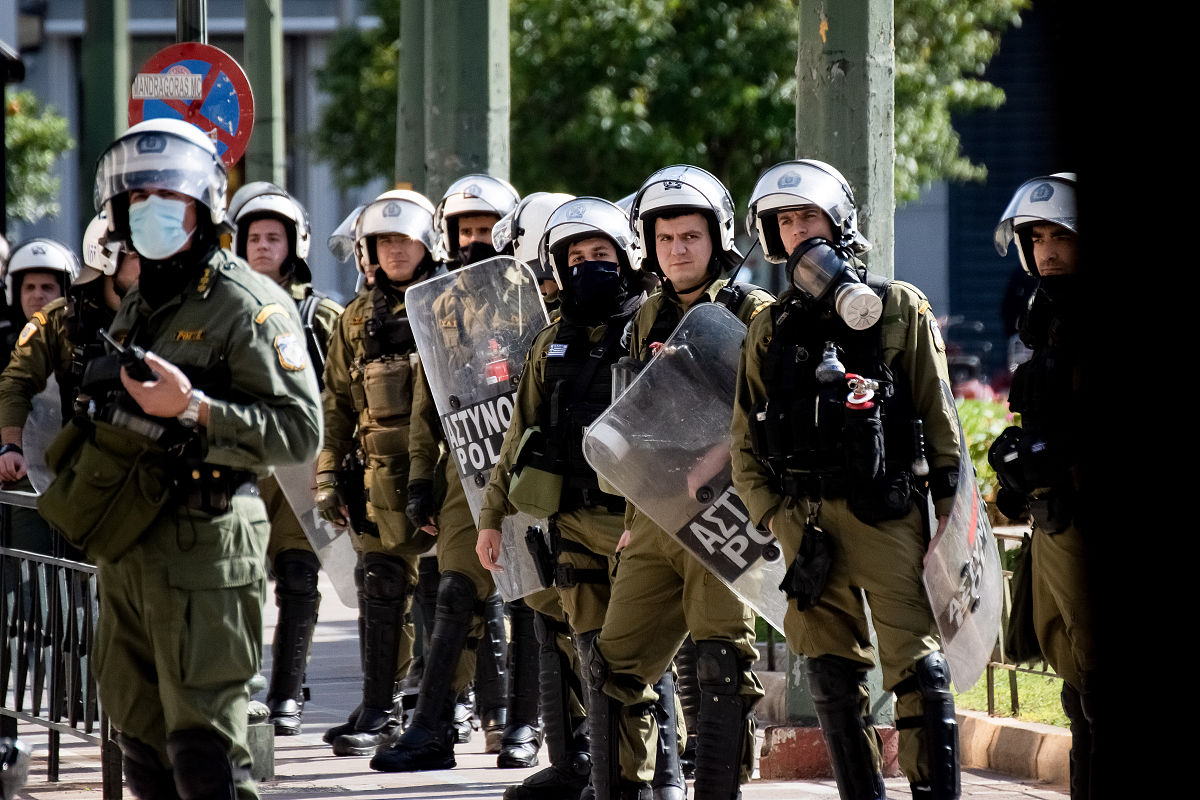 幼儿园要写一份师德学习教育工作总结报告题纲如下：一、工作情况一整体情况二分项行动实施情况1．政治建设思想铸魂行动实施情况2．规则立德固本强基行动实施情况3 专项整治清朗净化行动实施情况4 关键群体教育提升行动实施情况5 以案明纪警钟长鸣行动实施情况6 榜样引领典型赋能行动实施情况三在国家智慧教育公共服务平台上组织开展师德集中学习教育专题学习情况包括研修情况、主要做法、工作成效等二、经验做法三、工作