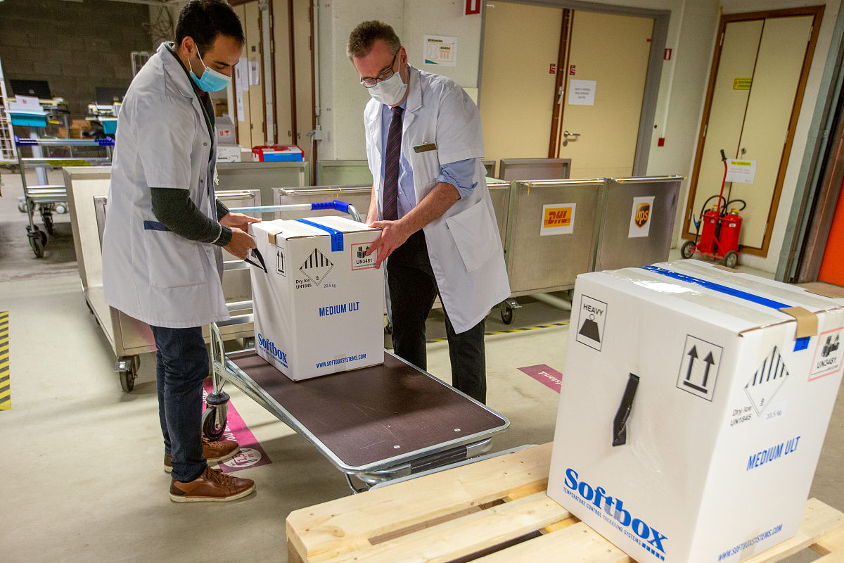 write an essay explain Some people say that supermarkets and manufacturers have a responsibility to reduce the amount of packaging on products they sell Others believe that it is the consumer’s respon