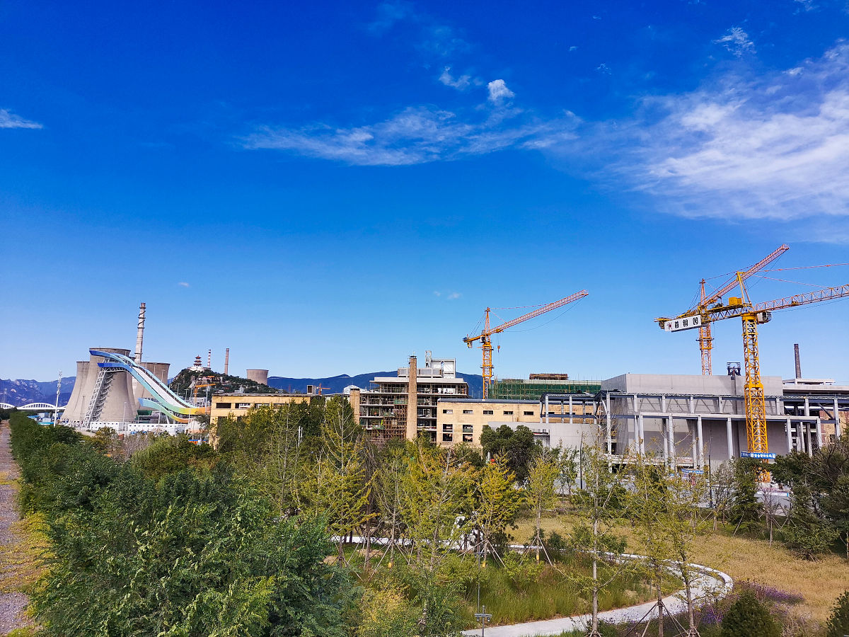 假定你是一名论文降重助手修改内容并给出修改建议。对下面这段内容进行降重：北京首钢集团是一家经过北京市人民政府批准在全国范围内公开发行股票并在全国范围内公开发行股票的企业。1999年12月16日正式在深圳证券交易所成功上市该公司主要以钢铁工业为主体同时还同时发展了高科技工业它已经形成了从焦化、烧结、炼铁、炼钢到轧材前后工序能力相匹配的生产体系。公司的年生产能力是铁430万吨钢450万吨线材350万吨