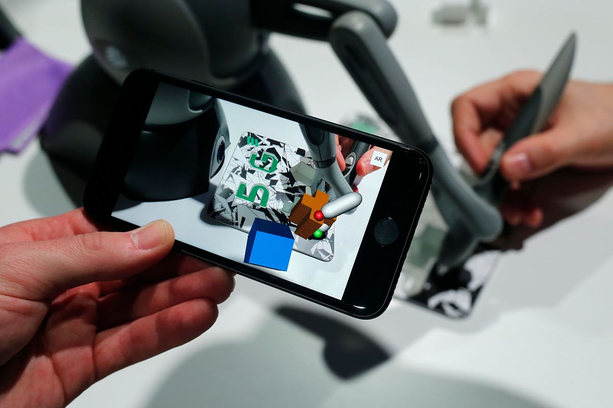 改写这段话根据手势信息的获取方法不同手势识别可以大致分为基于传感器设备的手势识别、基于视觉的手势识别以及基于深度学习的手势识别。