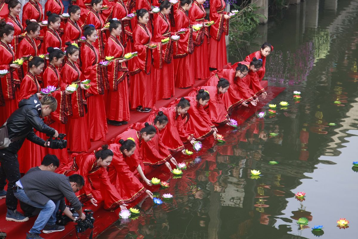 2016年3月7日,杭州宋城景区举办了一场汉服成人礼,来自各地多所高校女