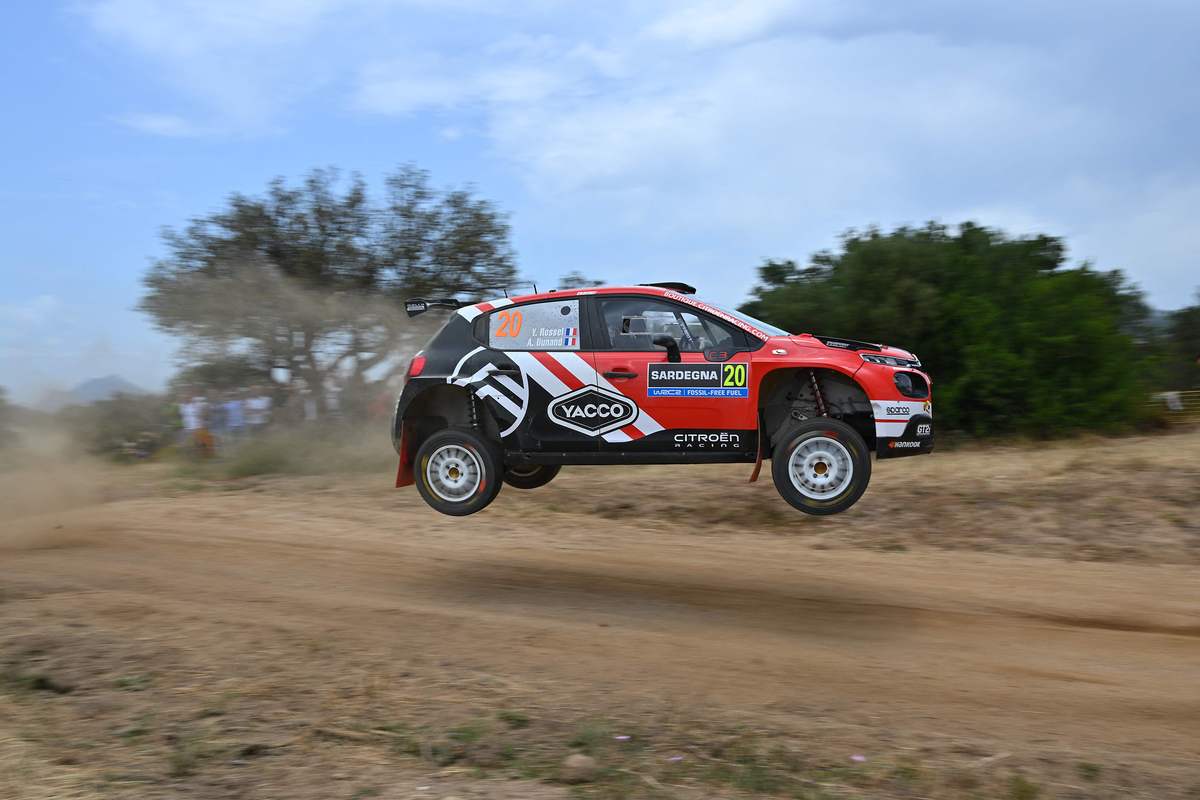 越野车性能特点：强大动力、高离地间隙、四驱系统等