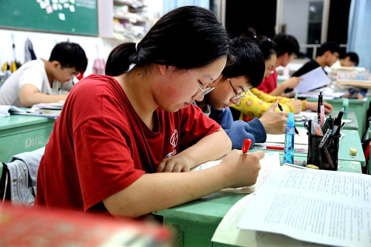 假设郭俊宁是一名男高中生在一节晚自习中他的耳机被化学老师缴掉了怎么才能要回来