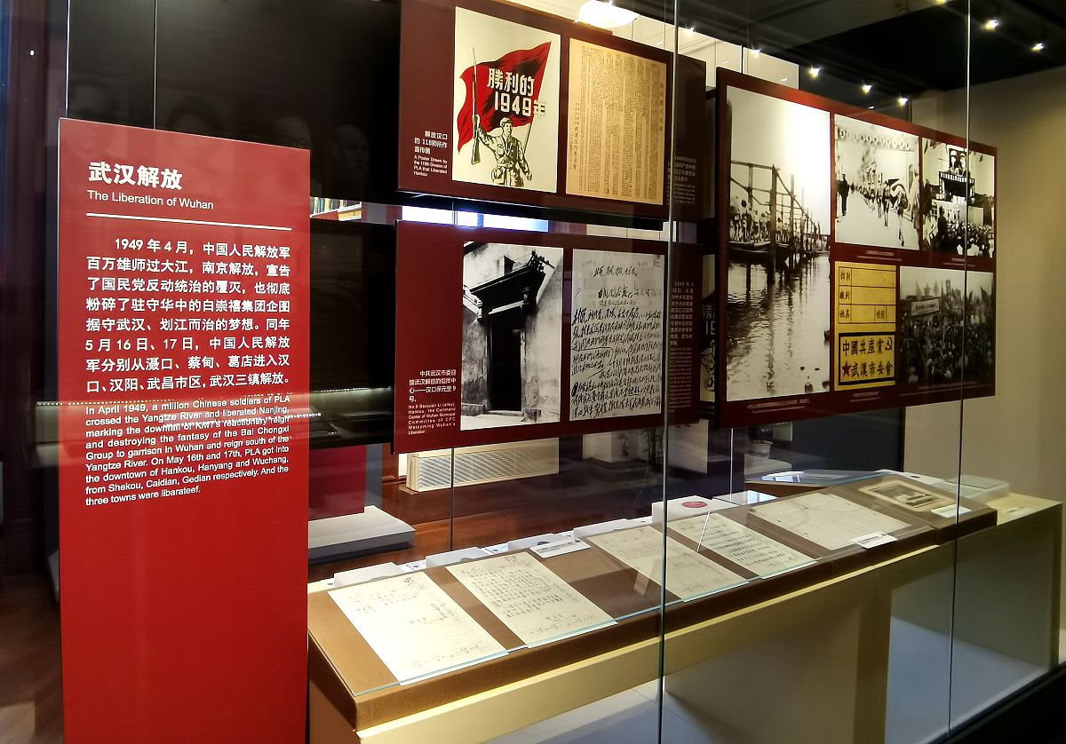 2022年1月4日,武汉,市民在江汉关博物馆观看《江汉朝宗——武汉城市现