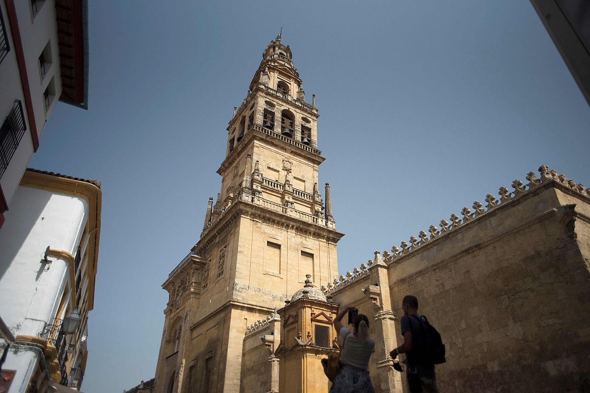 如果用鹰角文案的口吻说“明天要下雨”这件事