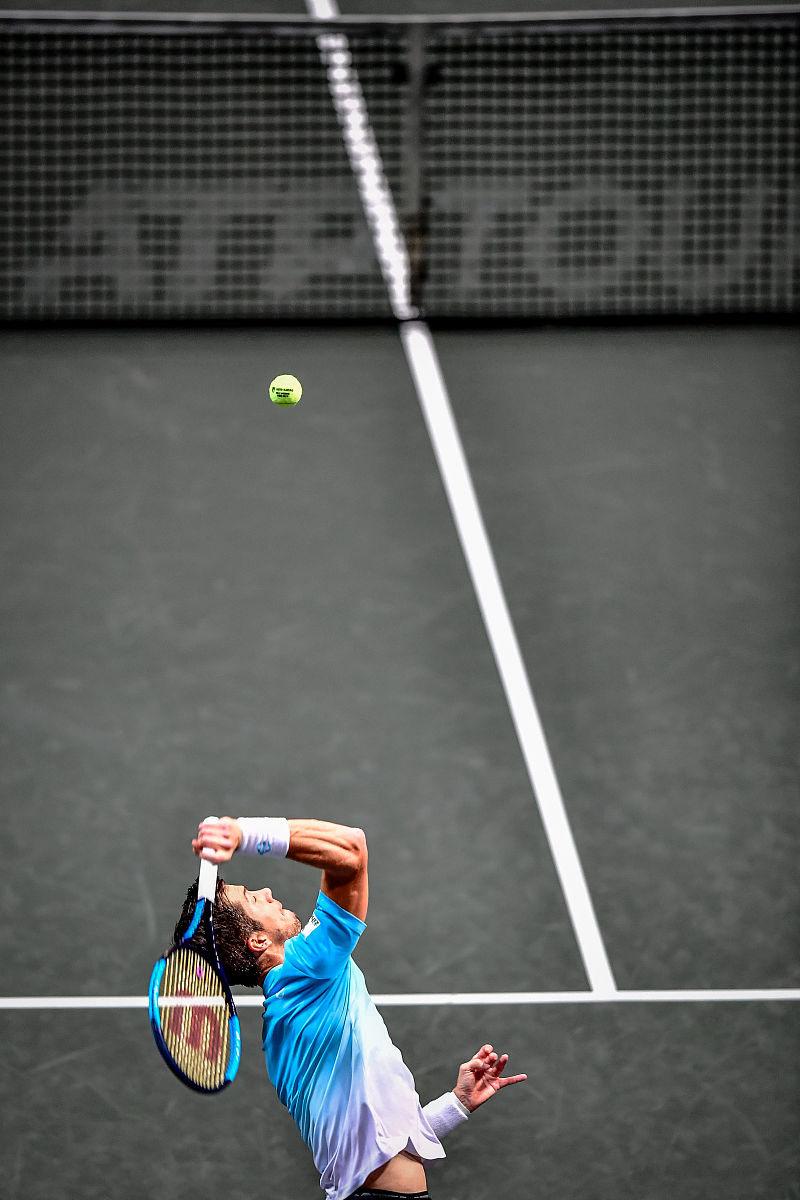 判断题：双打发球时发球员的同伴允许站在妨碍接球员视线的位置上。