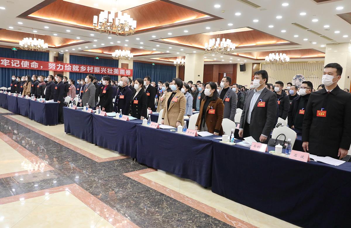 我是一名主持人 我需要一篇总结大会的主持稿 串联会议流程