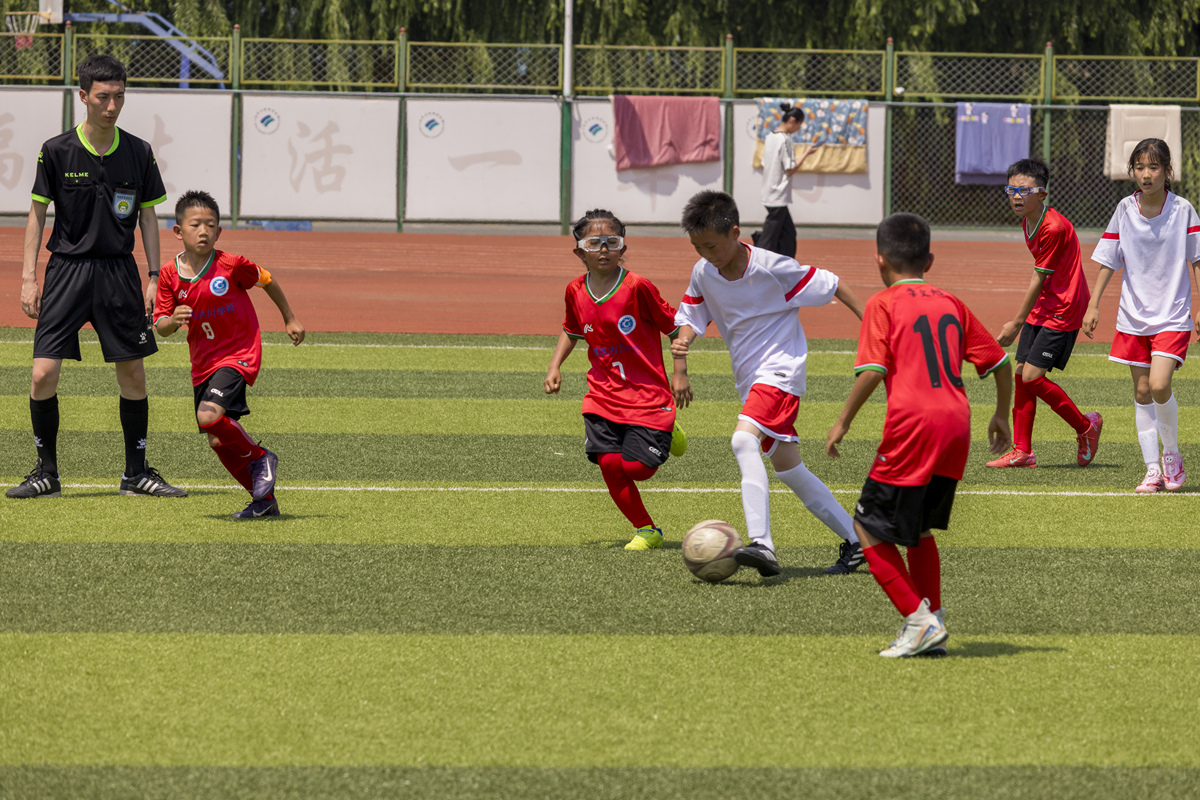 校园足球大赛：青春激情，运动梦想！