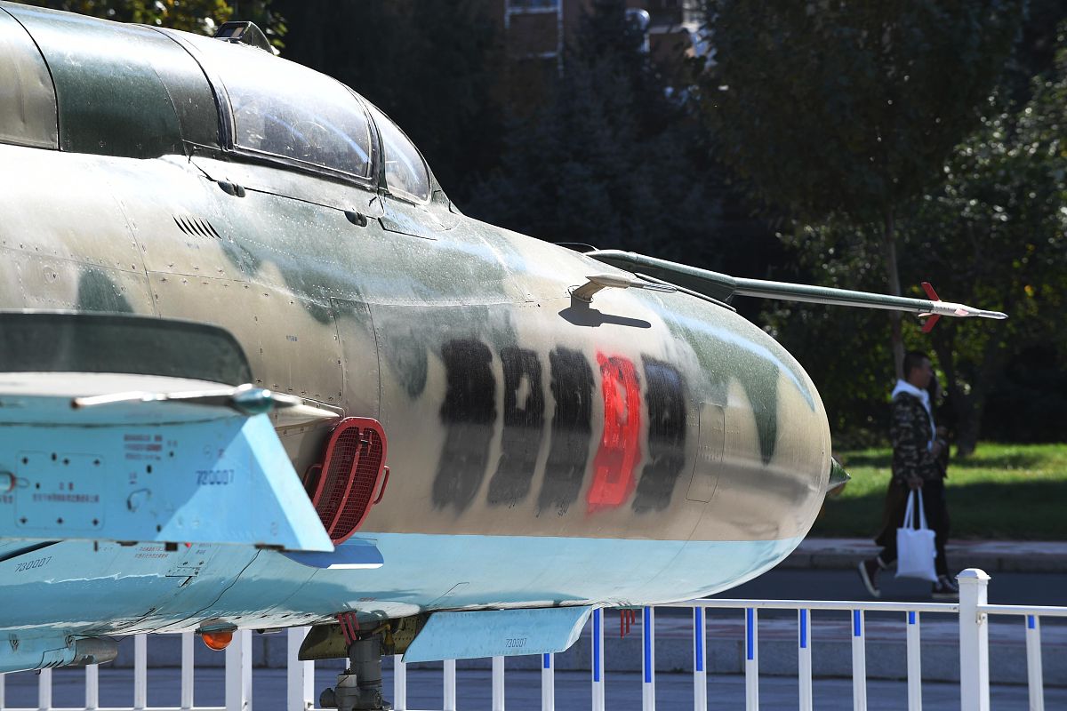 结完毕后特种兵们乘坐专用车辆离开了机场。随即完成运输任务的运二零准备起飞离开在地面牵引车的推动下慢慢转弯进入跑道。此时记下四台巨大的发动机正对屏幕。别的先不说这么高清近距离的画面真的不多见正面颜值也是真的漂亮。完成转弯后驾驶舱内的飞行员按下一键启动机翼下的四台引擎喷出热浪发出嗡嗡嗡的破空声。不改变意思重新写一遍