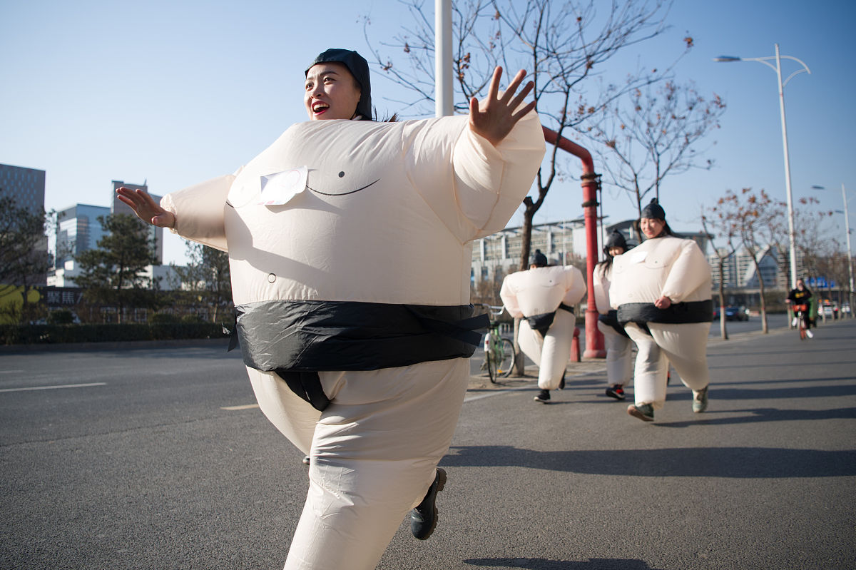 2018年3月8日,太原街头上演一场"女神相扑跑",吸引众多女士报名参加.