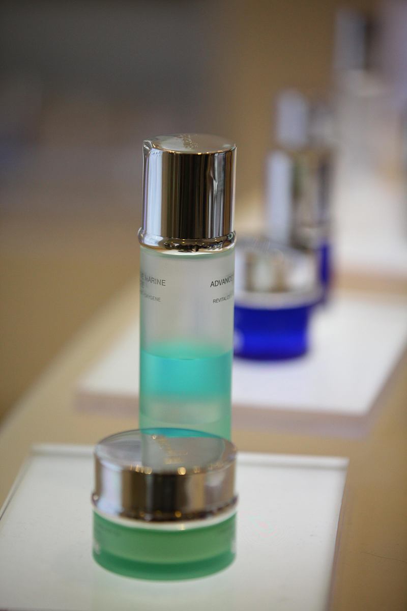 雅诗兰黛紧致紫竹水 (250ml & 200ml) 含酒精吗？