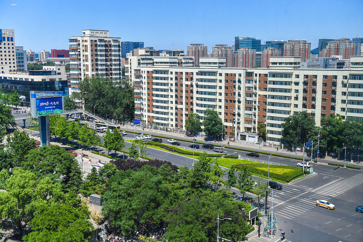 根据这段话项目概况：龙岗区布吉三联路市政工程位于吉华街道三联片区道路呈东西走向起点西接布龙路辅道终点东至二号路全长1682米沿路设置跨布吉河、跨径30米预应力砼简支小箱梁桥1座钢箱梁人行天桥1座中心桩号K0+780跨径36米含电梯天桥北侧为三联储运学校连拱隧道1座K1+135～K1+645其中暗挖段284米明挖段226米明挖段最大覆土厚度约45米项目合同价款62543万元。编制项目收尾策