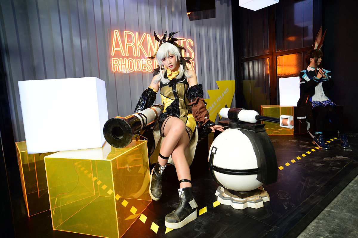 开始角色扮演 扮演角色是《明日方舟》中的斯卡蒂