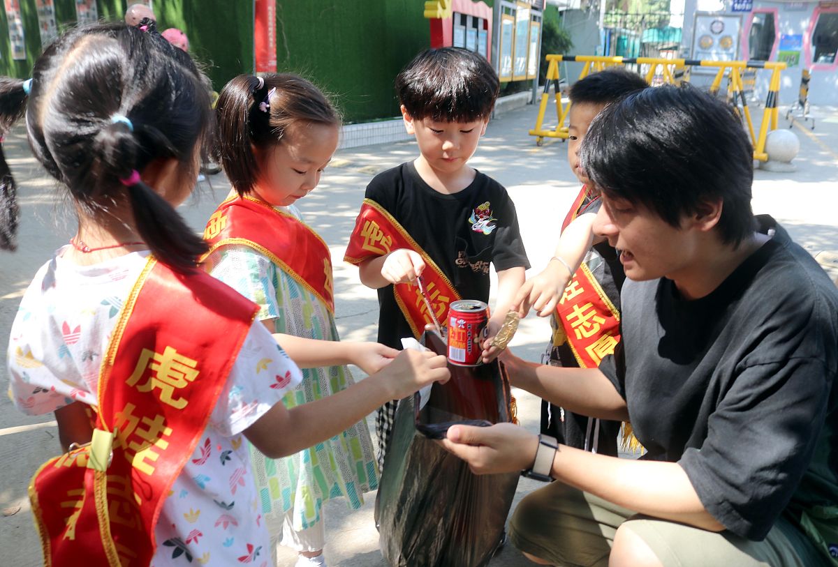 “大手拉小手，爱心伴成长”关爱行动方案