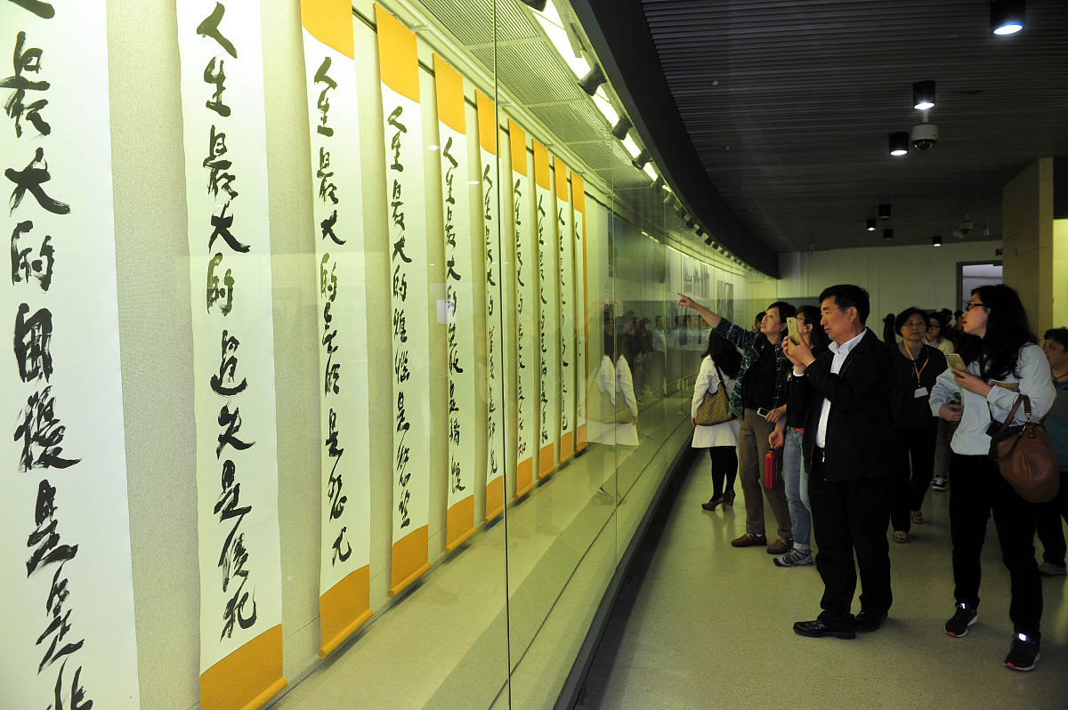 2016年4月23日,江苏省扬州市美术馆内,星云大师一笔字书法展开展,吸引