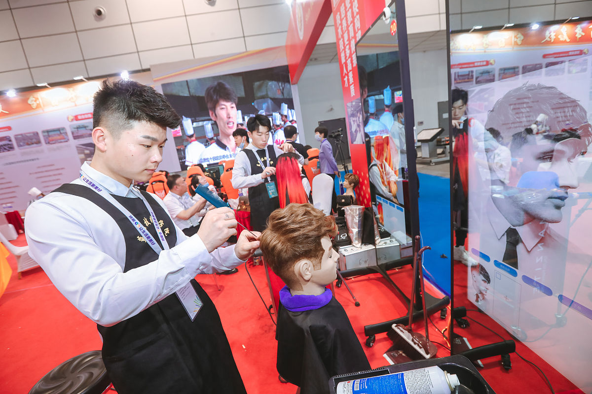 奉化职教中心2021年招生专业：机电、计算机、商贸、艺术等