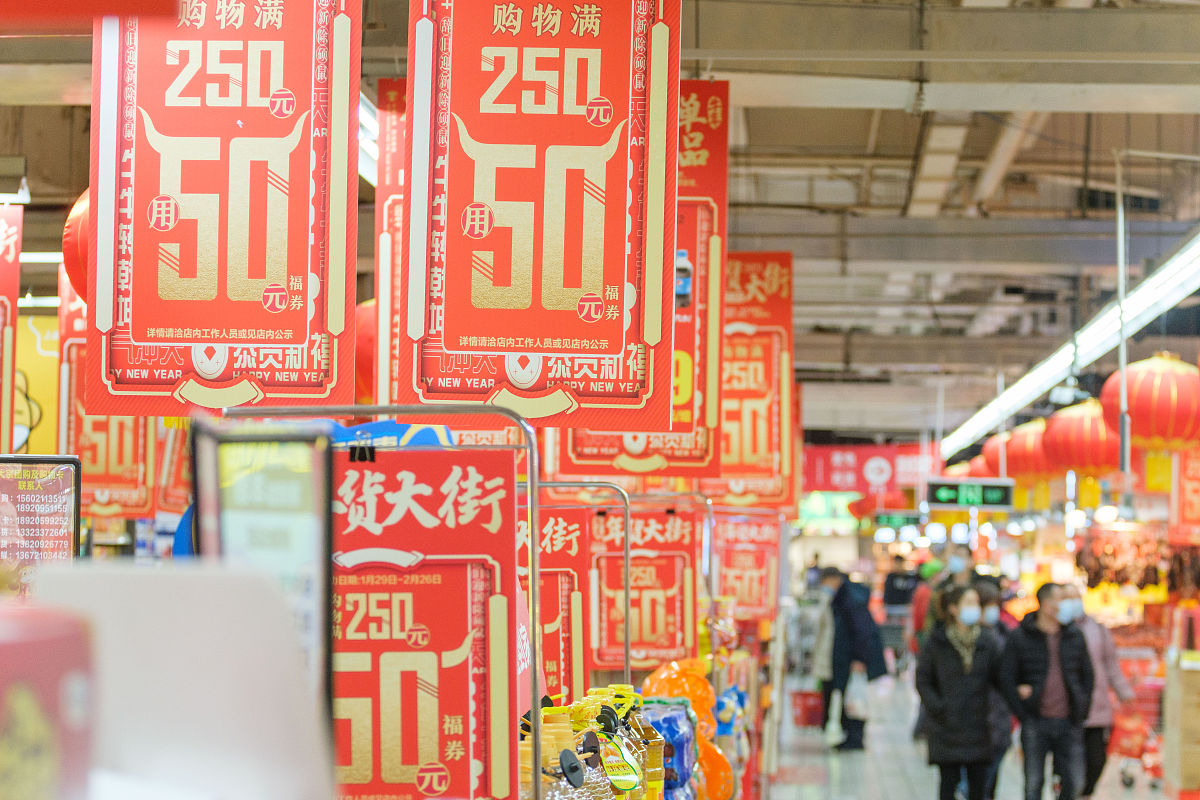 2021年2月3日,天津,春节将至,超市年饰品上市.