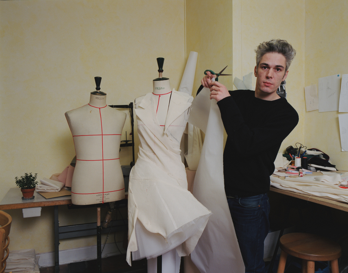 请用准备且具有文学性的中文翻译以下内容。FABRIC A commercial designer selects fabrics the way you should select your wardrobe using price esthetics season fashion and suitability for a specific purpose as criteria Design