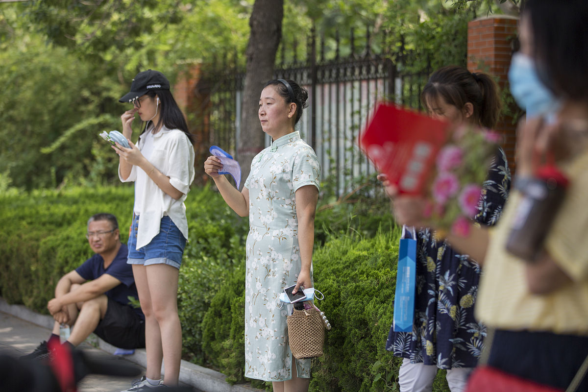 在魅力福田公众号发布的徐田古村旗袍活动打卡以及乡村振兴文艺创作基地的挂牌文艺、古韵与乡村振兴完美结合吸引更多的文艺工作者让艺术赋能乡村振兴提升乡村振兴品牌曝光度帮我润色修改一下可以换一些表达方式