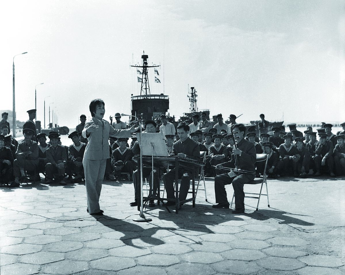 1976年12月,永兴岛,慰问团来到军港.