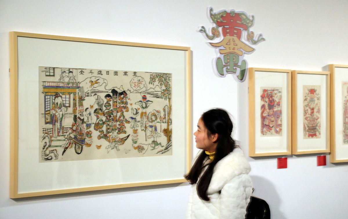 2019年1月15日,观众在江苏苏州美术馆古版年画特展上参观.