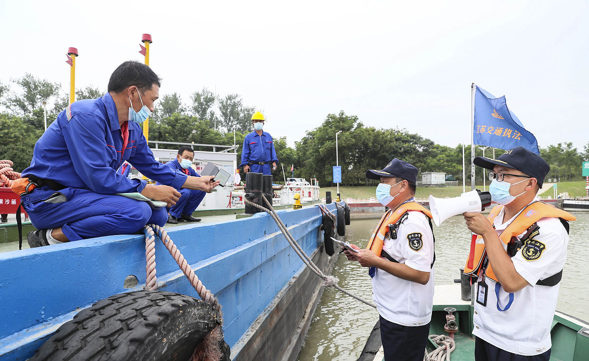 岸上人员登轮工作需要注意哪些安全