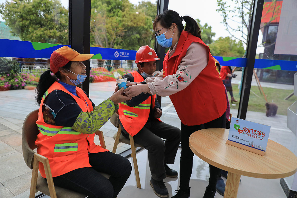 2020年4月21日,浙江省舟山市定海区盐仓街道的四名环卫工人来到当地一