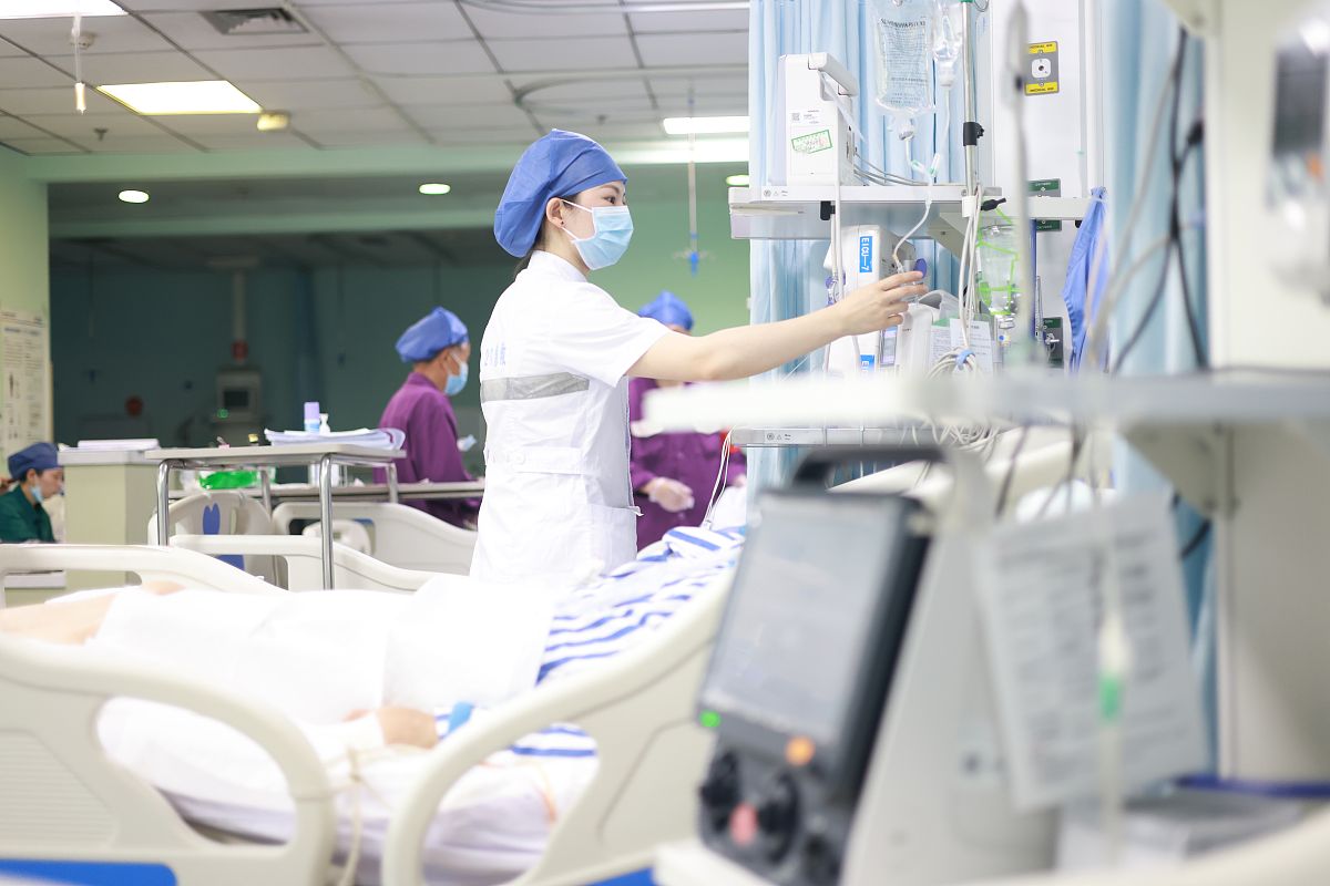 请帮我写一个麻醉复苏室副护士长与麻醉专家的交流发言稿内容如下：首先介绍自己的身份为麻醉复苏室副护士长其次感谢院领导对麻醉复苏护理工作的支持。接下来介绍麻醉复苏室麻醉护士人数为10人主要工作范围是手术后患者的麻醉复苏工作其次是配合麻醉医生完成腔镜中心无痛检查工作以及检查后的复苏工作最后询问各位麻醉专家未来我科麻醉护理工作的发展方向。