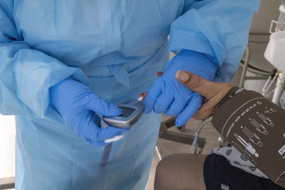 写一篇肩袖损伤治疗的中文期刊文献