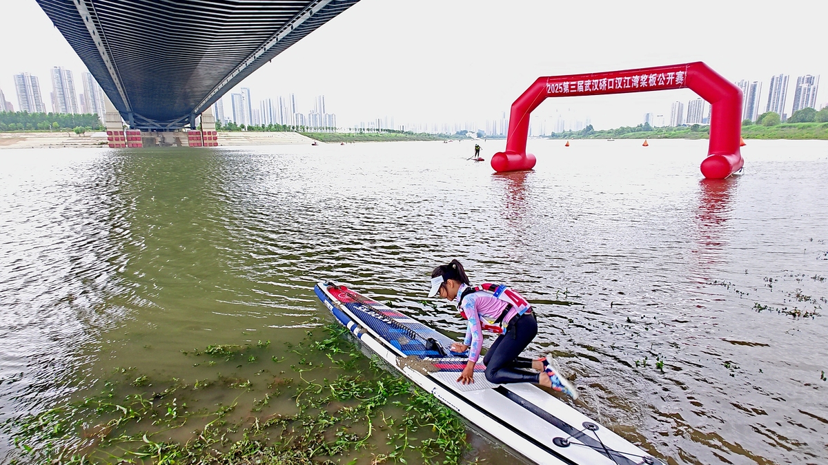 写一篇关于武汉利用百湖之市的优势 怎么发展