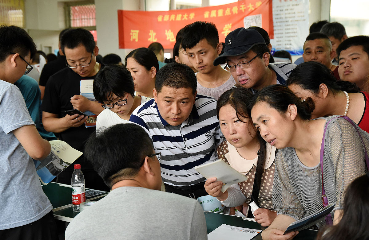 延川县高中生手机依赖现象的心理学分析：社会层面因素探究