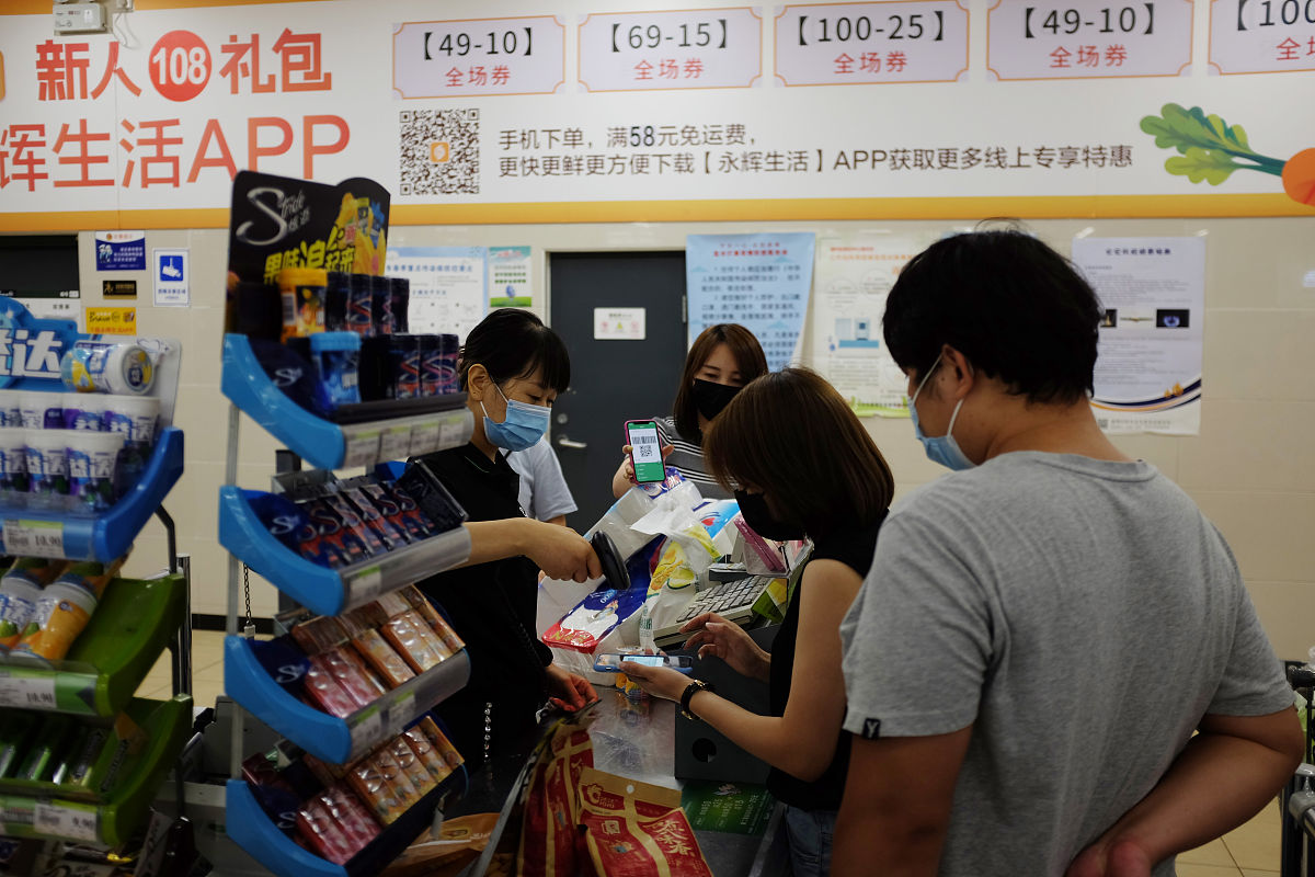2020年6月27日,北京,市民在一家超市内采购猪肉鸡肉等肉类和其他商品.