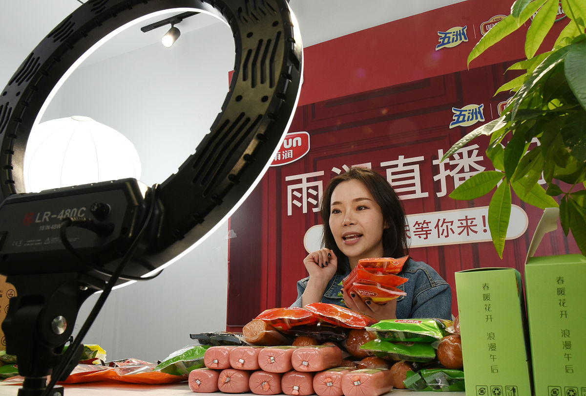 抖音直播食品生鲜赛道：从酸菜鱼到虾饼，如何突破局限性提升直播间价值？