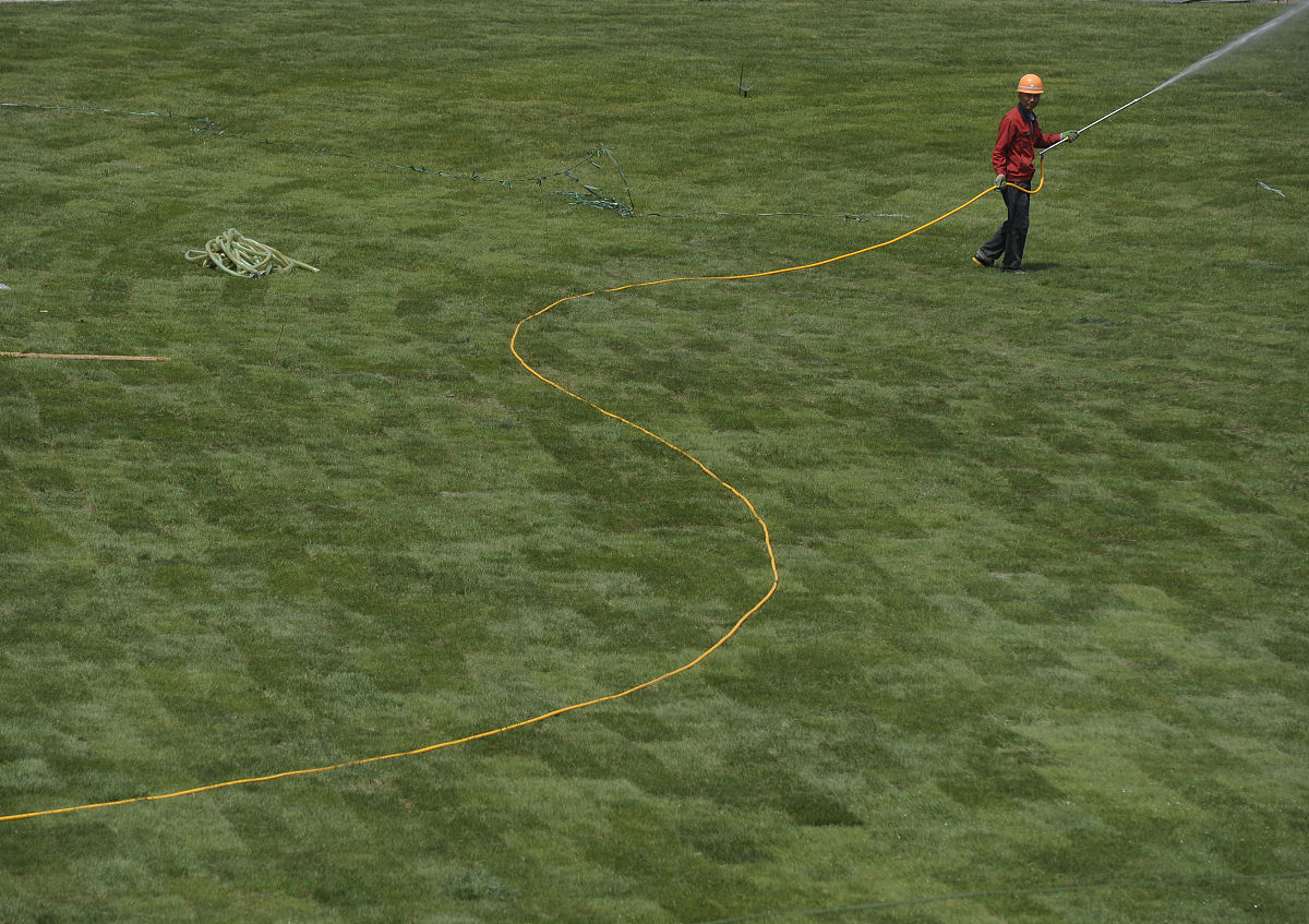 修整球道修剪一些粗糙的、改变的球洞并在下雨前涂上我们的第一种润湿剂。