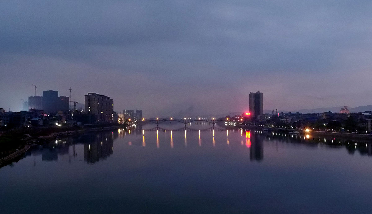 2018年3月29日晚,航拍的珠江上游的融江广西柳州市融安县城段夜景.