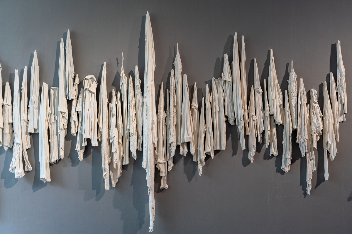 装置艺术创新手法探秘：材料、环境、技术、故事与互动