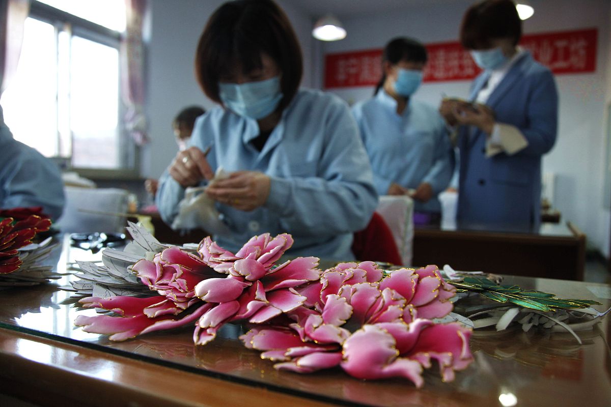 2020年5月20日,河北承德,丰宁满族自治县大阁镇一家布糊画非遗扶贫就