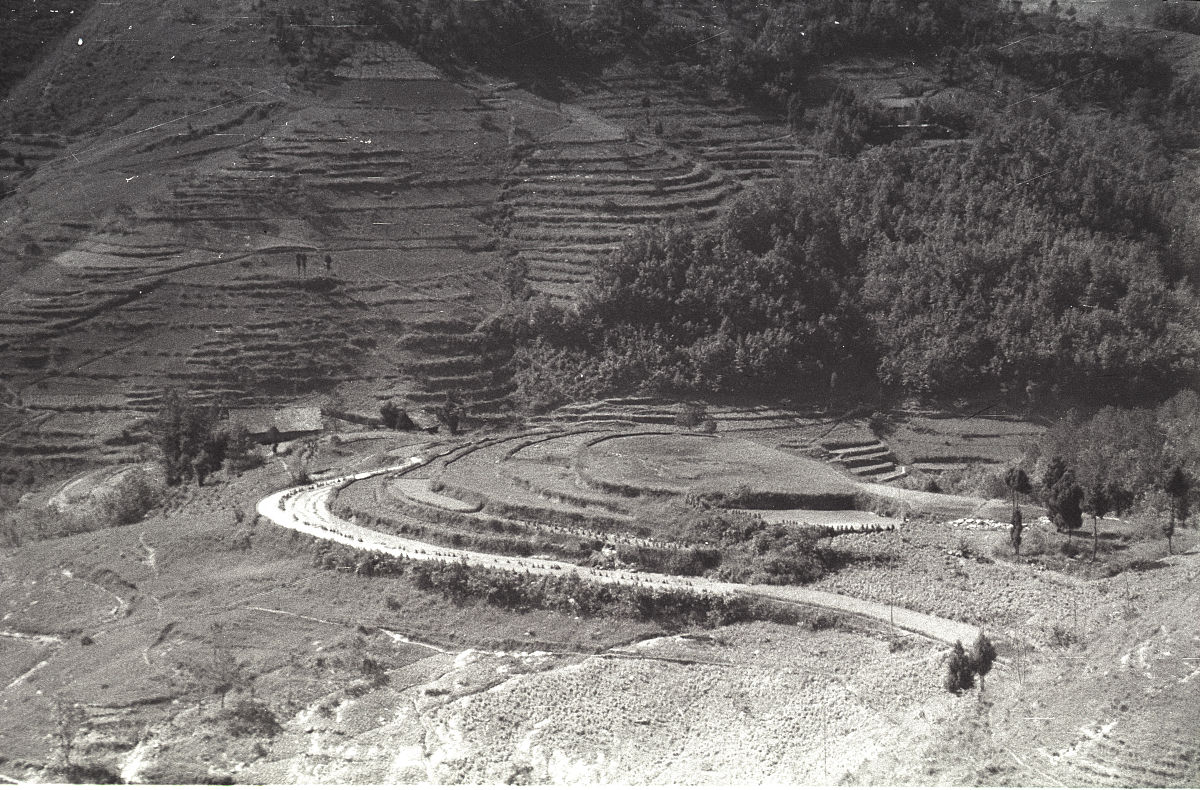 写一首唐宋风格表达气节高尚七言律诗，要求出现凤堰，梯田。