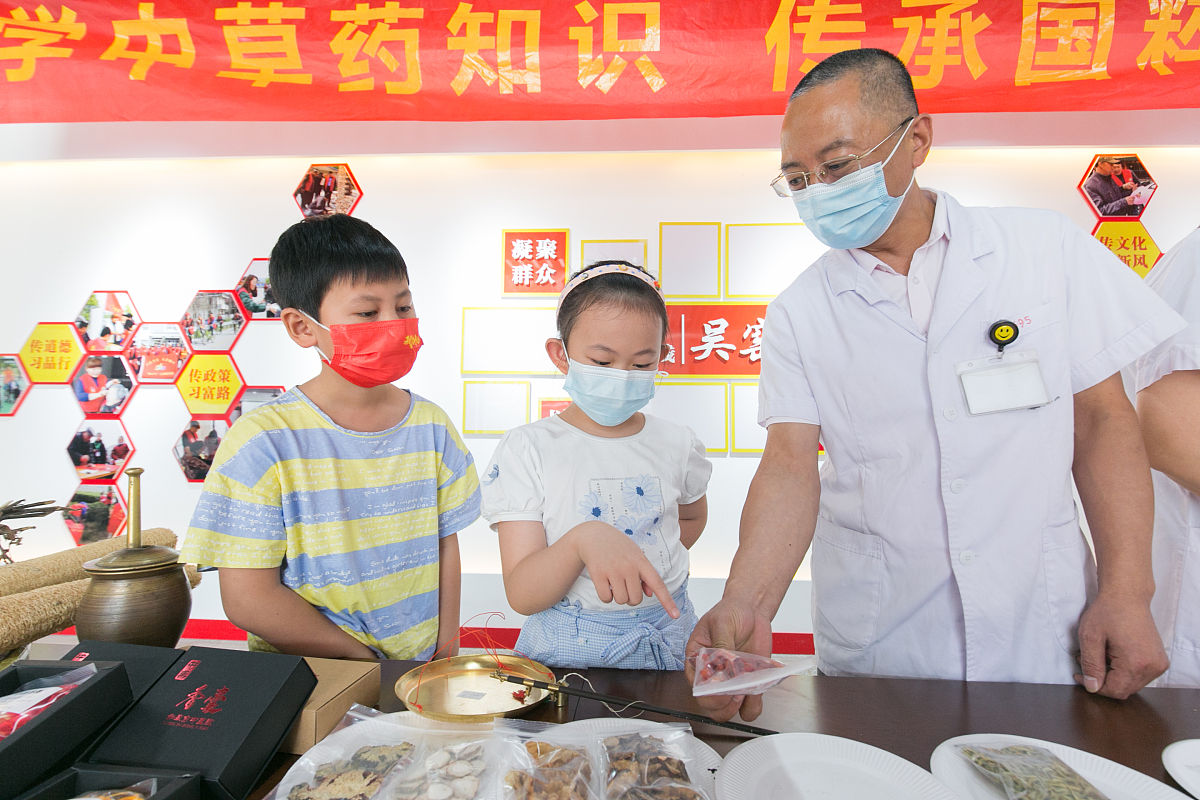 我们机构给去到消防员工作现场消防员科普牙齿健康 关键词 辛苦 饮食 口腔健康我们专业讲解 以上信息写一篇 有爱心有责任的 文章还需要一个 我们关心消防员 口腔健康 的 有格局 有趣的的标题 段落多一两段