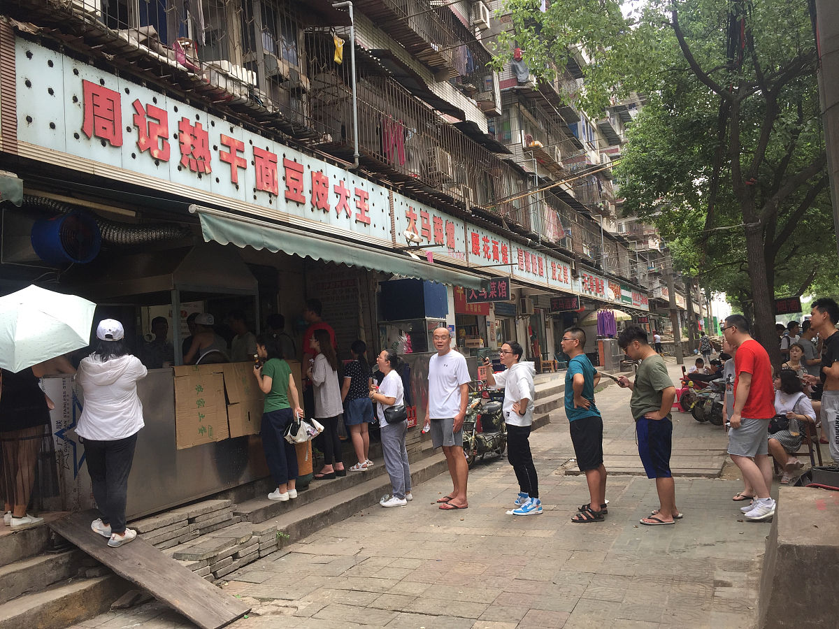 你好您好！有什么可以帮到您呢？写周记很好您需要我帮忙写哪一周的周记呢？还有需要包含哪些内容呢？市场调查周记好的那就是市场调查周记。这份周记应该包括您进行市场调查的目的、方法和结果以及您从中得出的结论和建议。您可以按照以下结构来组织您的周记：1 目的：解释您进行市场调查的目的和背景。这可以是为了了解市场趋势、竞争对手、顾客需求等等。2 方法：描述您使用的调查方法。这可以包括问卷调查、访谈、焦点小组讨