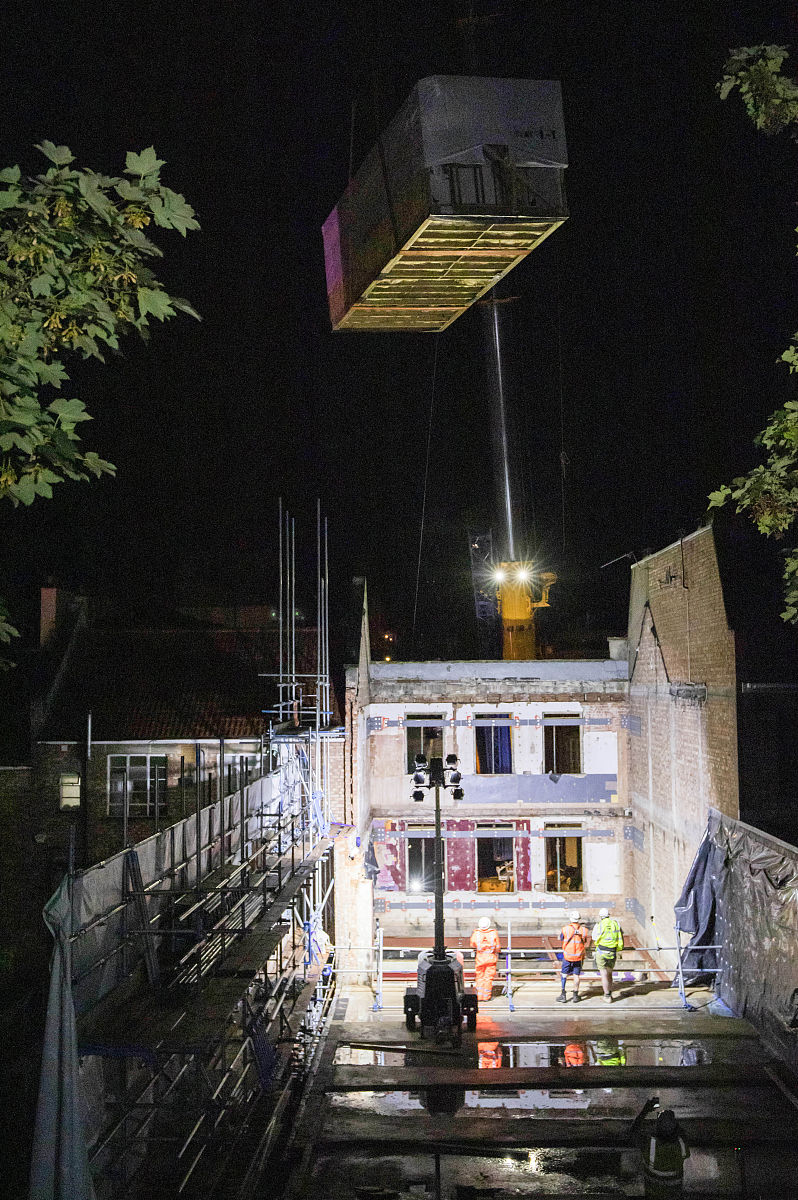 当地时间2019年8月12日,英国布里斯托,当地一家建筑商采取开创性施工