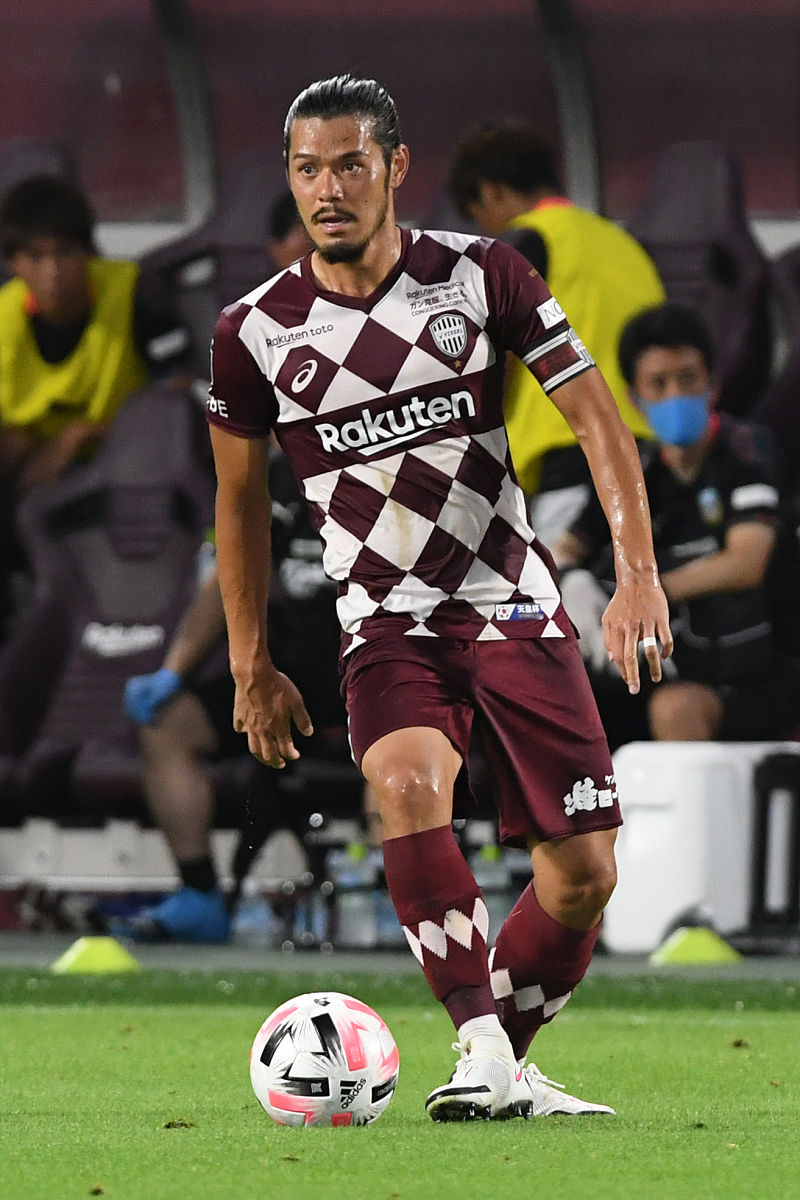 kobe, <strong>j</strong>apan - august 26: hotaru yamaguchi of vissel kobe in