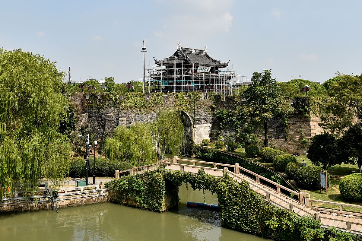 2021年8月9日,江苏苏州,实拍中国唯一保留完整的水陆古城门—盘门.