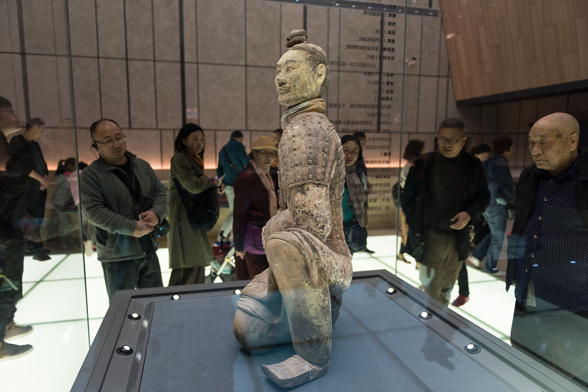 汉兵马俑形象设计与科普互动：基于服饰与精神的视觉探索