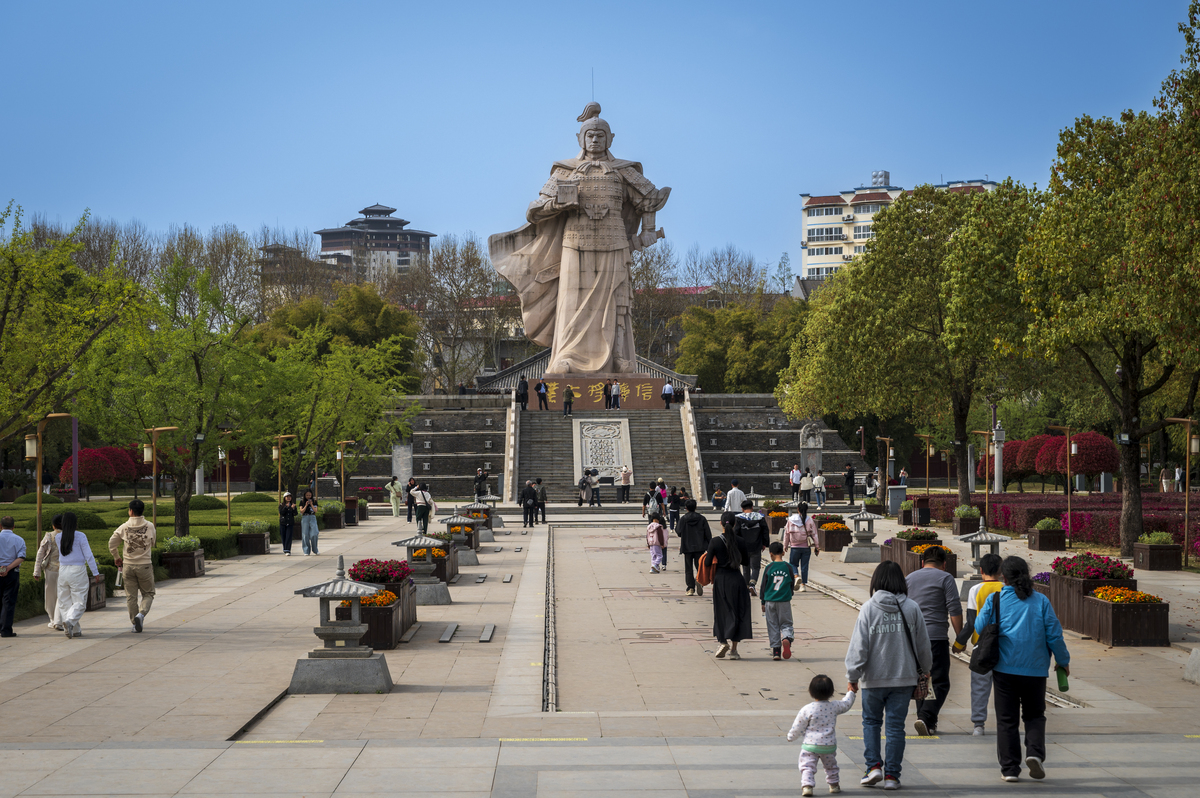 有人说想要真正认识一座城市需要从了解它的历史开始所以从宿迁高铁站出来径直去打卡了项王故里宿迁是西楚霸王项羽的故乡项王故里是项羽的出生地这是一座国家级旅游景区是西楚文化的展览馆也是世人思念缅怀项羽的载体一人一家一社会霸王的身影西楚的故事散落在项王故里的每个角落项王故里的建筑群青砖黛瓦飞檐基石以楚汉民居风格为主又兼具古代宫廷建筑风格淡然亦雅致里面有项府项园项家宗祠等等景点广场上米高的项王提兵跃马铜像英