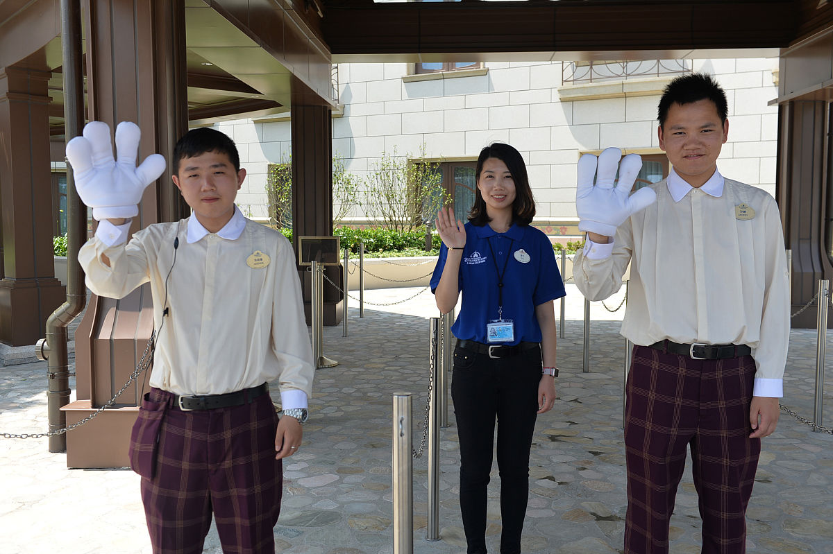 换一种风格重新书写下面这篇报告让他们看起来完全不像同一篇报告并且换成长青支行葛沽支行2023年重大事故隐患专项排查报告根据总行综合安全保卫部下发的关于《天津银保监局关于开展天津市银行业保险业重大事隐患专项排查整治2023行动通知》工作要求为保障银行业业务的正常进行避免在日常运营中出现各种安全隐患而对客户和机构造成不良影响葛沽支行按照通知要求对本网点办公区域、营业厅、机房等可能存在的安全隐患进行了专