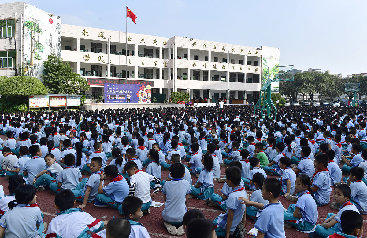 2020年11月24日,广东省东莞市,文化馆将非遗传承人请到小学进行展演,