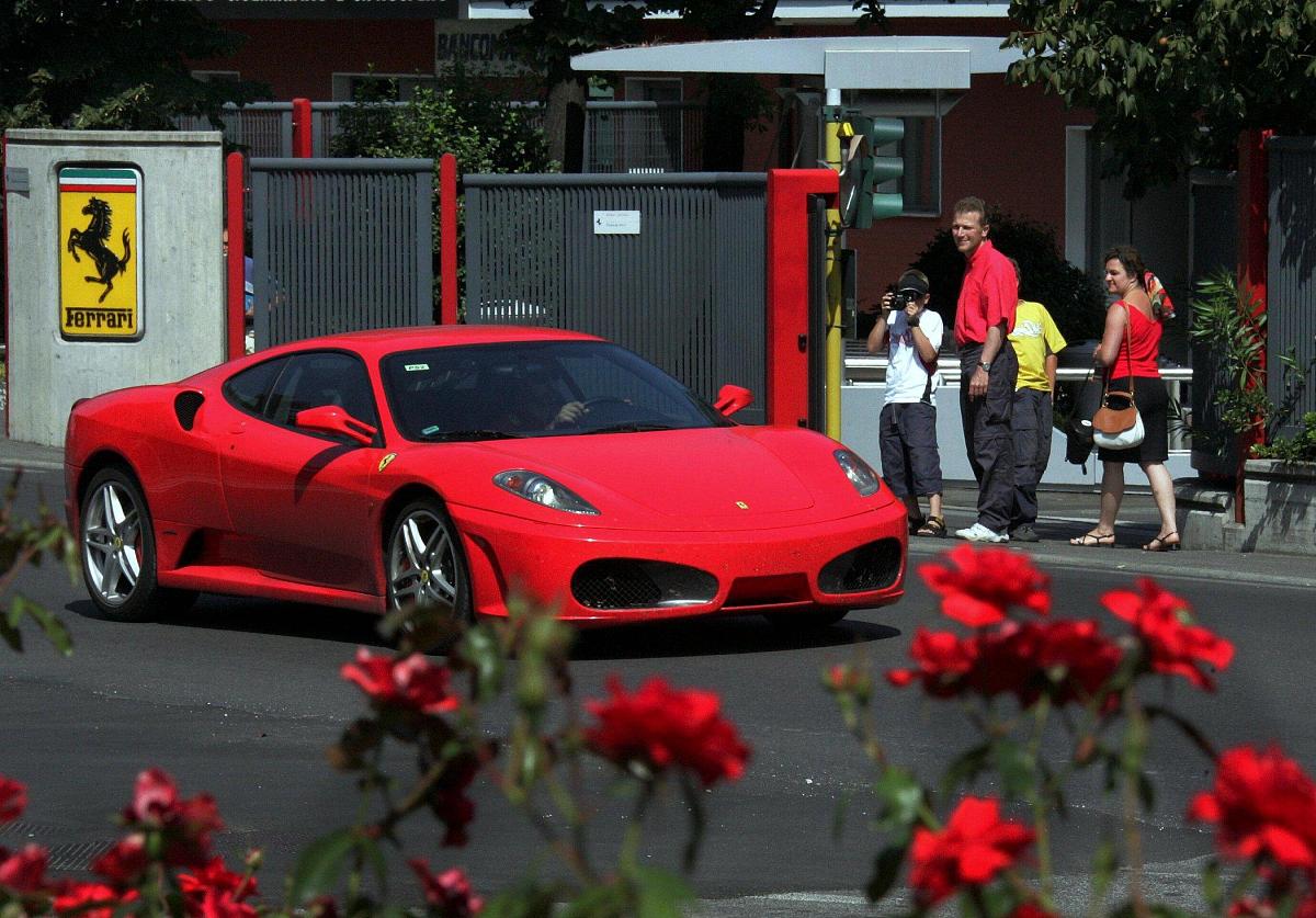 2004年9月6日,意大利maranello,一辆崭新的法拉利跑车停靠在其总部前,